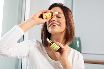 Delia Cosmetics - Brightening serum for face, neck and décolleté - Balances colour, reduces discolouration, moisturises - Vegan serum for skin with uneven skin - 30 ml